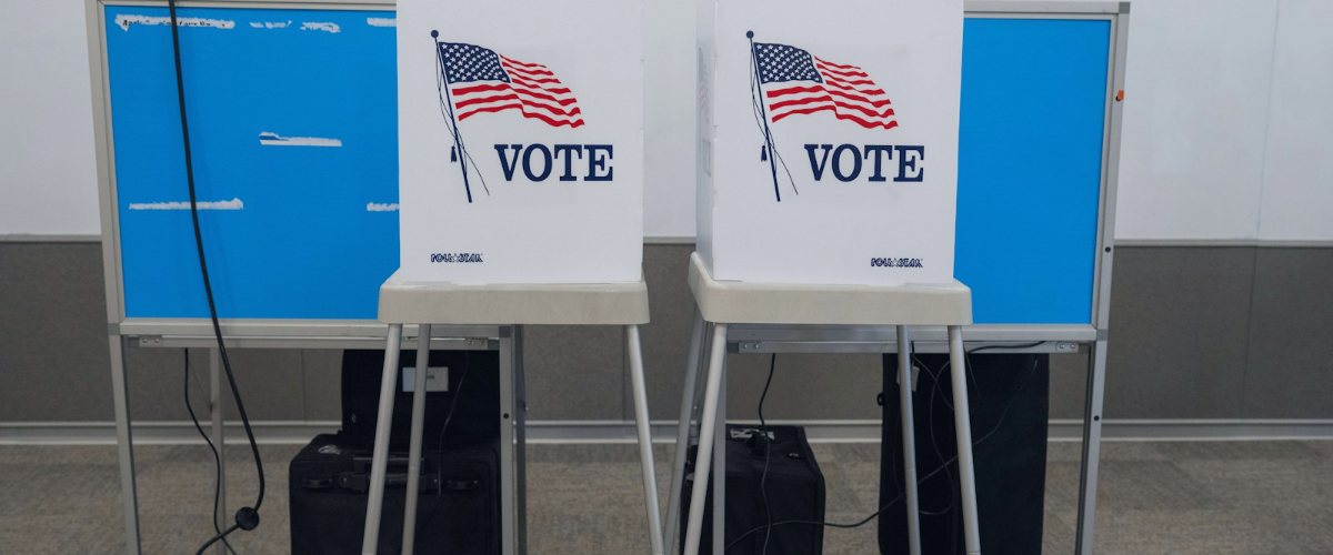 Buồng bỏ phiếu có chữ VOTE